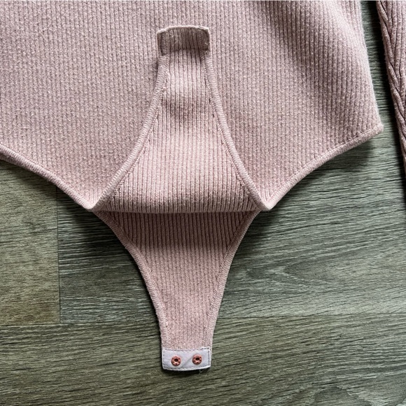 ASTR Bodysuit Front Cutout Ribbed Sweater Body Suit Dusty Pink Womens size Large - Picture 10 of 12